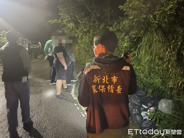 ▲汐止區金龍湖往翠湖山區水溝遭不肖業者傾倒大批家庭廢棄物，警方與環保稽查聯手逮人開罰 。（圖／記者張君豪翻攝）