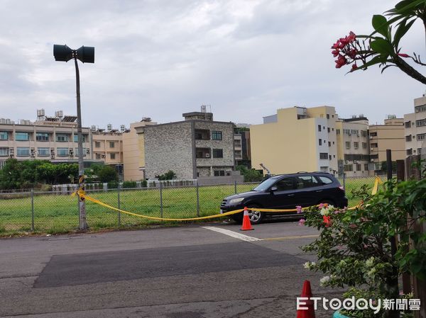 ▲高雄市前鎮區的停車格內，停放的汽車當中有一名男子陳屍             。（圖／記者吳奕靖翻攝）