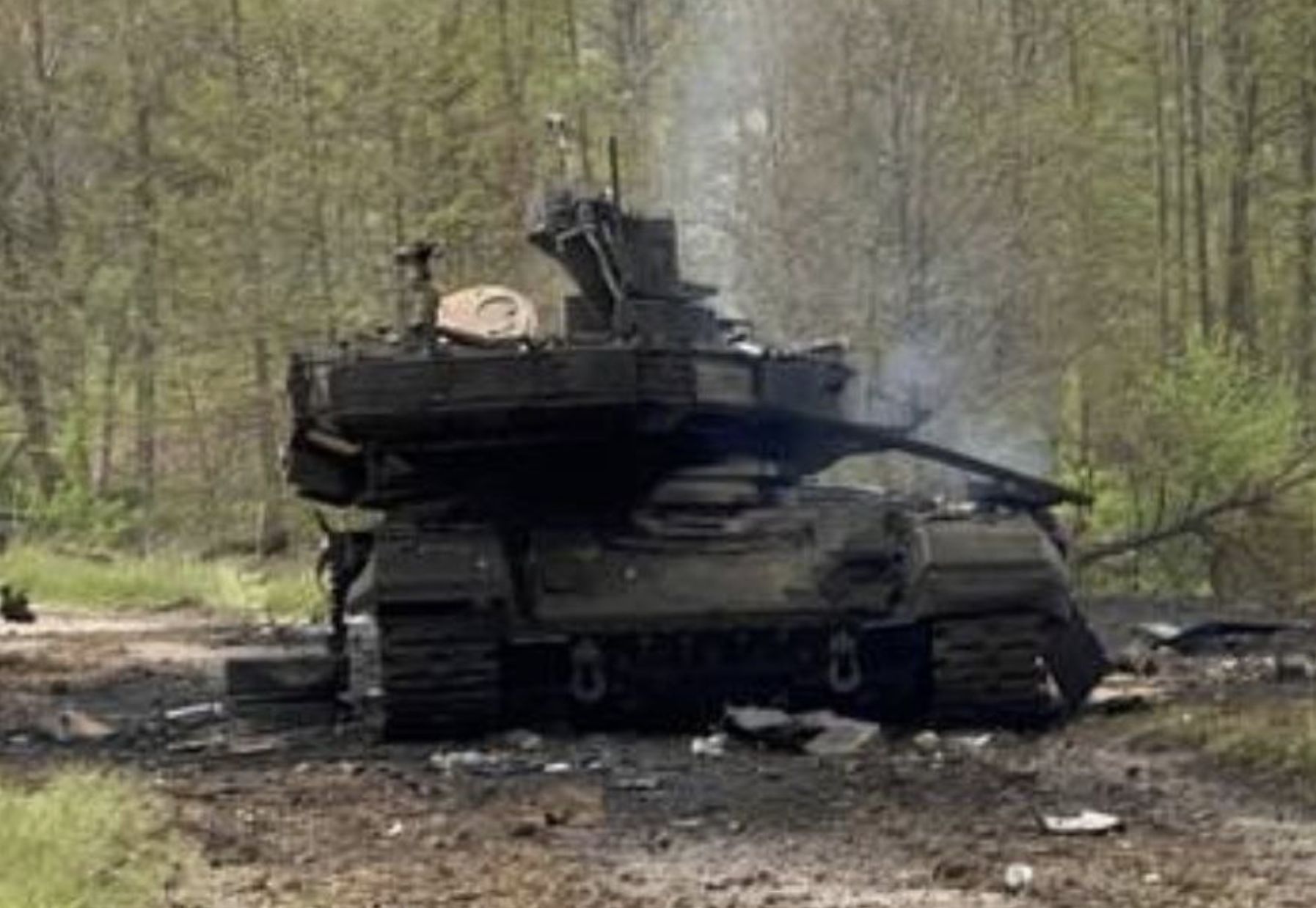▲俄羅斯最新型主力戰車T-90M「突破式」（Proryv）被烏軍摧毀。（圖／翻攝推特「@zloneversleep」）