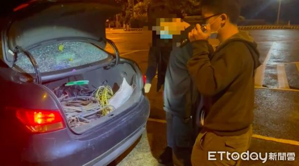 ▲▼楊男等3名竊賊到大樓B2偷電纜線，警方在小客車後行李廂起獲電纜線，遭剪斷的電纜線             。（圖／記者陳以昇翻攝）