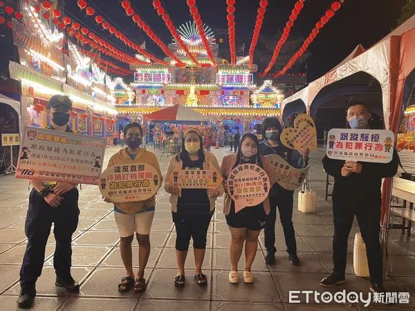 ▲恆春警分局員警至車城福安宮七朝清醮大典會場參拜，向民眾進行跟騷法宣導             。（圖／記者陳崑福翻攝，下同）