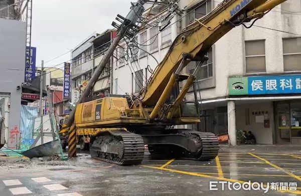 ▲宜蘭羅東怪手迴轉不慎撞斷電線桿。（圖／記者游芳男翻攝）