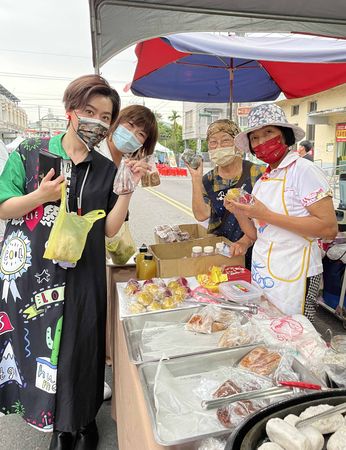 ▲▼江惠儀、吉那罐子楊淑喻（吉那）日前連袂赴屏東萬巒演出。（圖／無限美好文創娛樂提供）