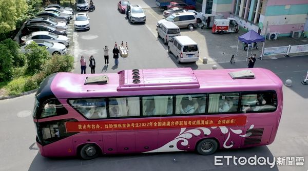 ▲▼昆山市政府安排警車開道全程護航考生前往機場。（圖／昆山市台辦提供）