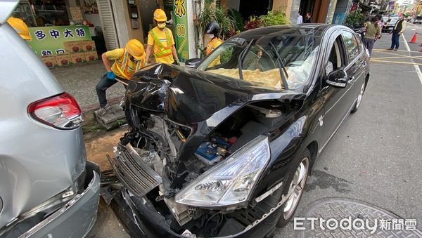 ▲▼何男酒駕，撞上路邊一整排汽機車。（圖／記者游宗樺攝）