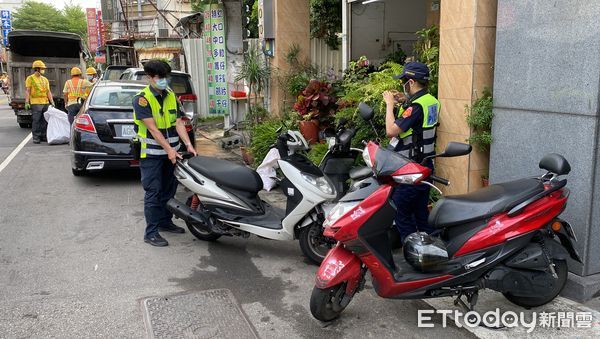 ▲▼何男酒駕，撞上路邊一整排汽機車。（圖／記者游宗樺攝）