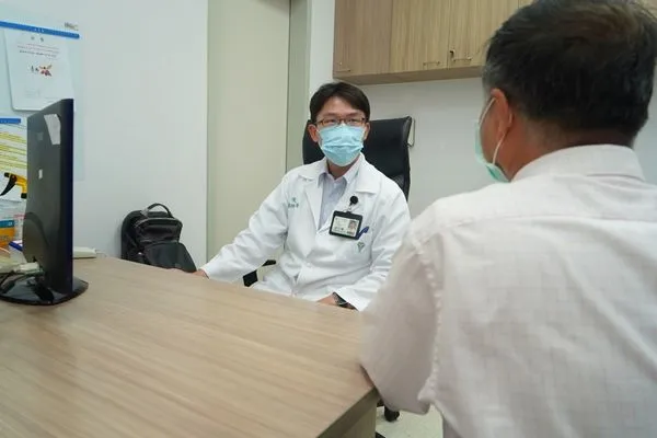 新型冠狀病毒也對肌肉、骨骼有可能受病毒影響，奇美醫學中心老年醫學科程信翰醫師提醒：「肌少症可能成為老少問題」（圖／業者提供）