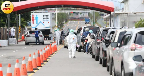 北士科快篩陽急門診「車來速」4日啟動，快篩陽性民眾，可自行攜帶檢體，駕駛汽車、騎摩托車或步行前往北士科「快篩陽急門診」做PCR採檢。示意圖，非當事醫院。（圖／趙世勳攝）