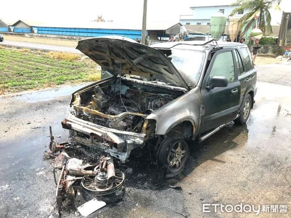 ▲雲林縣土庫鎮昨日發生一起汽機車死亡車禍，機車卡在休旅車下燒成火球。（圖／記者蔡佩旻翻攝）