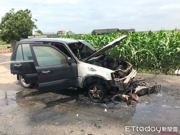 ▲雲林縣土庫鎮昨日發生一起汽機車死亡車禍，機車卡在休旅車下燒成火球。（圖／記者蔡佩旻翻攝）