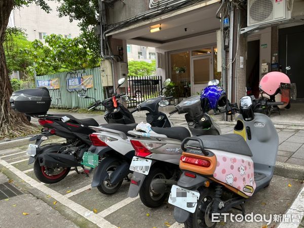 ▲▼停放機車車頭方向引起討論，北市交大也針對此事作出回應。（圖／記者邱中岳翻攝）