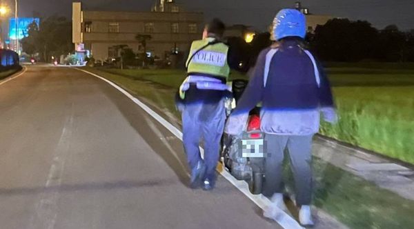 ▲▼霧峰員警協助機車妹，在暗夜推車近200公尺，逾2500人按讚。（圖／記者鄧木卿翻攝）