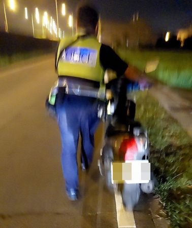 ▲▼霧峰員警協助機車妹，在暗夜推車近200公尺，逾2500人按讚。（圖／記者鄧木卿翻攝）