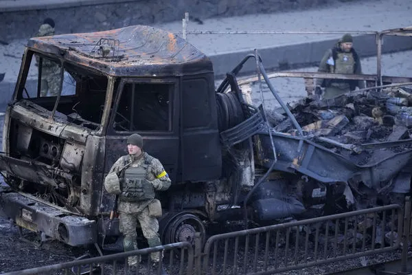 ▲▼ 烏克蘭部隊2022年2月檢查基輔一處被俄軍轟炸的現場。（圖／達志影像／美聯社）