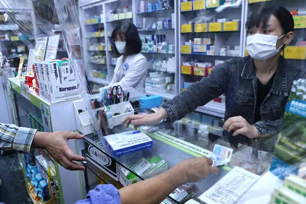 ▲▼ 台灣民眾到藥局購買快篩試劑。（圖／路透）