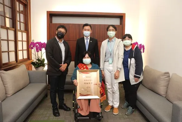 ▲新竹市長林智堅與模範母親代表吳美金女士一家人合影。（圖／新竹市政府提供）