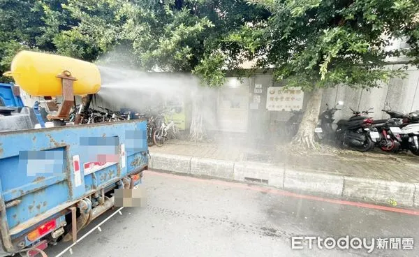 ▲桃園市政府環保局5日下午派員針對某工廠確診移工宿舍周圍清消作業。（圖／記者沈繼昌翻攝）