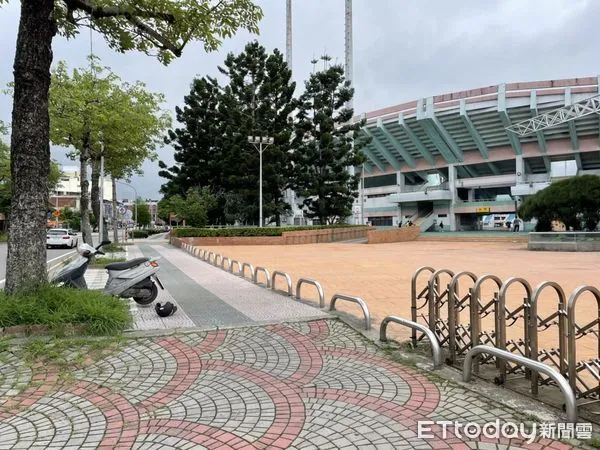 ▲▼勾惡現身桃園巨蛋、桃園體育場「驚覺警車尾隨」。（圖／記者沈繼昌翻攝）