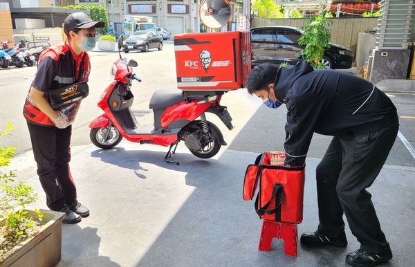 ▲▼肯德基推防疫模式，「零接觸外送」滿350元免運，另迎接母親節限時推出「啾愛媽咪歡樂餐」。（圖／肯德基提供）