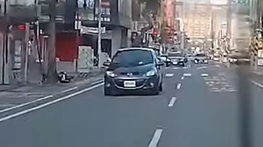 ▲李姓自小客駕駛人，駕車右轉時疑未注意後方車況，與右後方同向同車道張姓民眾駕駛之機車發生碰撞，導致機車駕駛撞上路旁路燈，張男四肢擦挫傷送醫。（圖／翻攝自地圖型行車影像分享平台，下同）