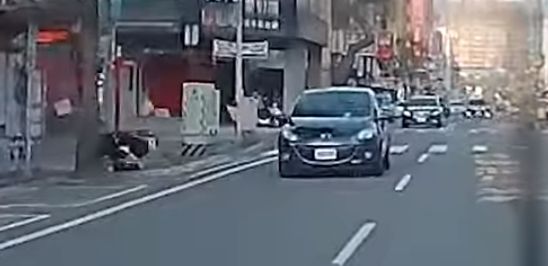 ▲李姓自小客駕駛人，駕車右轉時疑未注意後方車況，與右後方同向同車道張姓民眾駕駛之機車發生碰撞，導致機車駕駛撞上路旁路燈，張男四肢擦挫傷送醫。（圖／翻攝自地圖型行車影像分享平台，下同）