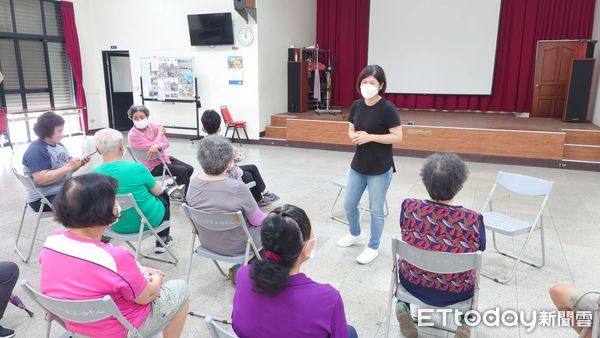 ▲國民黨台南市議員初選參選人無潘美純，不掛廣告看板，也沒有宣傳車，改以電話或line、臉書的圖文拉票，她希望跳脫傳統選舉模式，朝「低碳選舉」方向來努力。（圖／記者林悅攝，下同）