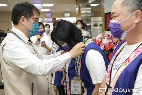 ▲台南市客家事務委員會6日上午於台南新樓醫院舉辦「2022年度公事客語無障礙環境─臨櫃服務據點啟動儀式」，市長黃偉哲也親臨現場為客語服務人員授證。（圖／記者林悅翻攝，下同）