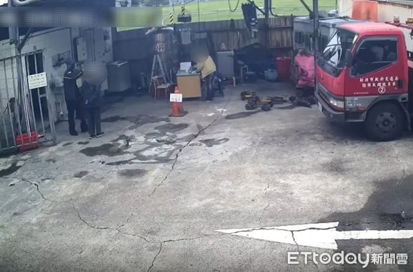 ▲婦人遭警衛K頭。（圖／記者陳雕文翻攝）