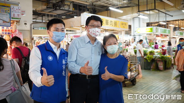 ▲謝龍介首次現身站台，陪同參選人蔡宗豪市場掃街及戰車拜票，拜託鄉親唯一支持青年蔡宗豪，力挺新世代承傳接棒。（圖／記者林悅翻攝，下同）