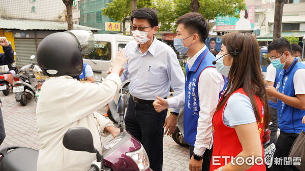 ▲謝龍介首次現身站台，陪同參選人蔡宗豪市場掃街及戰車拜票，拜託鄉親唯一支持青年蔡宗豪，力挺新世代承傳接棒。（圖／記者林悅翻攝，下同）