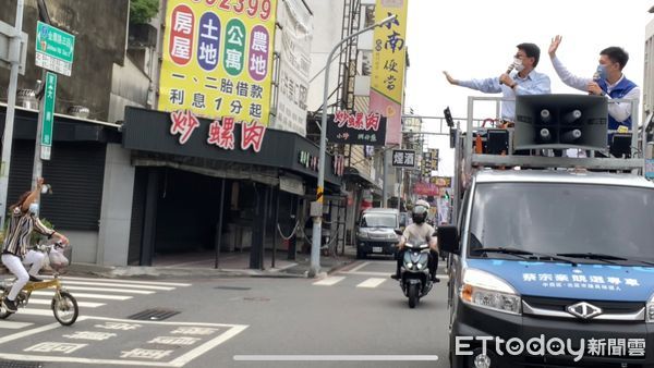 ▲謝龍介首次現身站台，陪同參選人蔡宗豪市場掃街及戰車拜票，拜託鄉親唯一支持青年蔡宗豪，力挺新世代承傳接棒。（圖／記者林悅翻攝，下同）