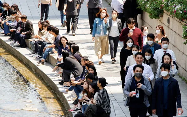 ▲▼南韓5月初開始解除戶外強制戴口罩的規定。（圖／路透）