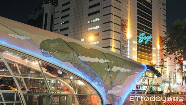 ▲公車站有侏儸紀恐龍！科博館與台中市府簽約認養。（圖／記者游瓊華攝）