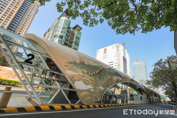 ▲公車站有侏儸紀恐龍！科博館與台中市府簽約認養。（圖／記者游瓊華攝）
