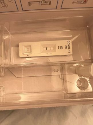 ▲閨蜜快篩2條線！她喉嚨痛炸「快篩、PCR都陰」。（圖／翻攝自Dcard）