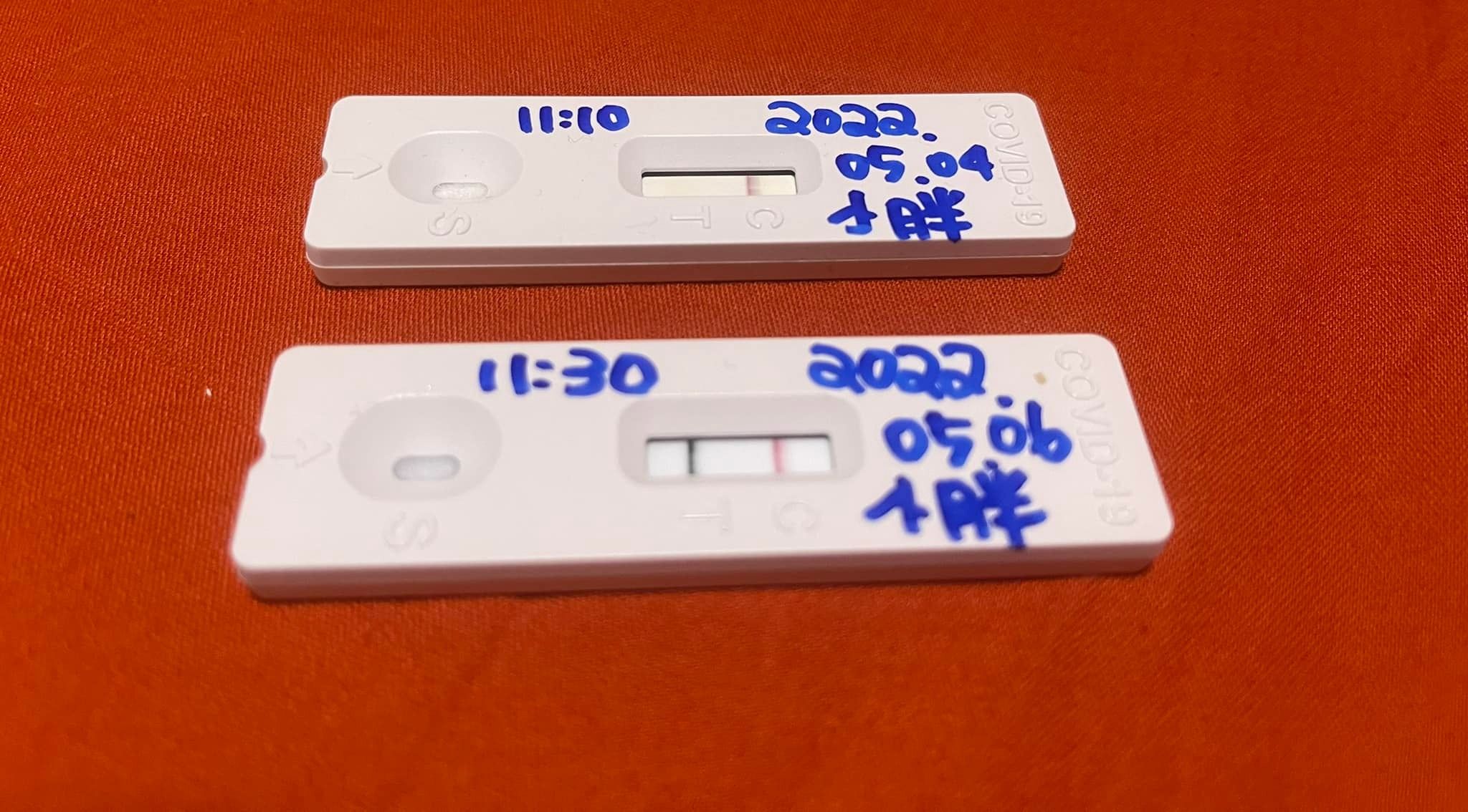 ▲林育羣快篩2條線⋯奔醫院PCR ! 　「呼吸嚴重不順」狂吸氧氣瓶救急。（圖／翻攝自Facebook／Linyuchun 小胖林育羣 リン・ユーチュン）