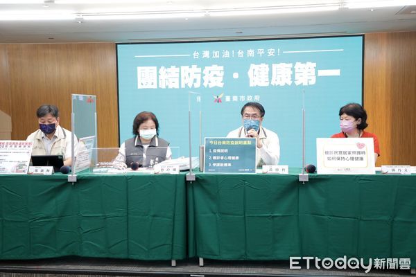 記者林悅／台南報導因應教育部5月3日新修正「校園因應COVID-19疫情暫停實體課程實施標準」，以確診個案之密切接觸者及其篩檢結果做為判斷停課範圍，台南市COVID-19一級指揮中心通過教育局提案，為兼顧校園防疫、學習品質，並減少預防性全班停課對家長衝擊，新修正台南市校園暫停實體課程標準，並於6日宣布5月9日起實施。 市長黃偉哲表示，台南市校園師生疫苗仍持續鼓勵施打，目前國中小教職員完成三劑疫苗施打已達80.48％，國中學生第二劑施打率也超過70％，國小學生自5月4日已開始接種第一劑疫苗，