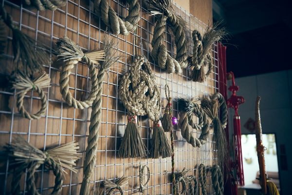 ▲▼屏東草編工藝師李龍師傅，將「稻草藝術」融合綠色環保，幫農業文創加值、創造外銷，並注入更多發展契機如今也獲得文化總會頒發《匠人魂》錦旗並拍攝短片。（圖／文化總會提供）