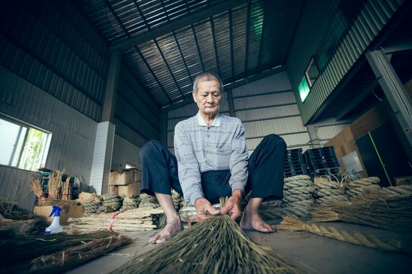 ▲▼屏東草編工藝師李龍師傅，將「稻草藝術」融合綠色環保，幫農業文創加值、創造外銷，並注入更多發展契機如今也獲得文化總會頒發《匠人魂》錦旗並拍攝短片。（圖／文化總會提供）