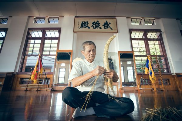 ▲▼屏東草編工藝師李龍師傅，將「稻草藝術」融合綠色環保，幫農業文創加值、創造外銷，並注入更多發展契機如今也獲得文化總會頒發《匠人魂》錦旗並拍攝短片。（圖／文化總會提供）