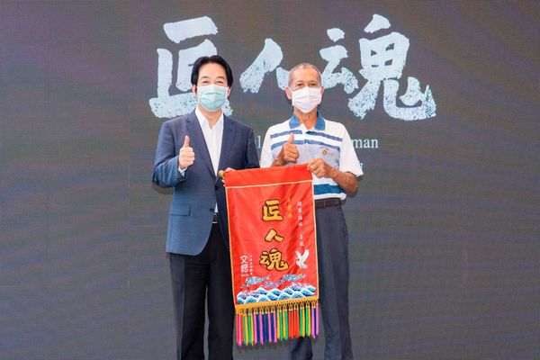 ▲▼屏東草編工藝師李龍師傅，將「稻草藝術」融合綠色環保，幫農業文創加值、創造外銷，並注入更多發展契機如今也獲得文化總會頒發《匠人魂》錦旗並拍攝短片。（圖／文化總會提供）