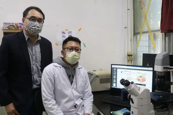 ▲陽明交大口腔生物研究所教授黎萬君（左）與博士謝宜達，研究粒線體基因調控對頭頸癌細胞特性的影響。（圖／陽明交大提供）