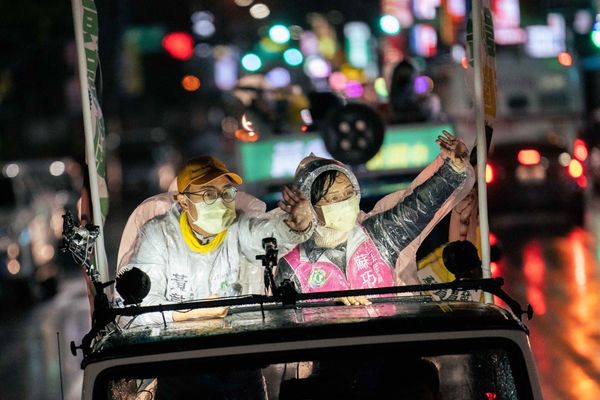 ▲▼蘇巧慧陪同黃韋鈞車隊掃街。（圖／翻攝自黃韋鈞臉書）