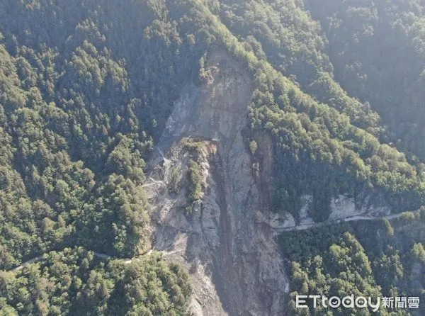 ▲中橫關原段災區西端明隧道遭土石掩埋毀損，117.35k上方下滑岩楔殘留於上邊坡達11萬立方公尺。（圖／公路總局提供，下同）