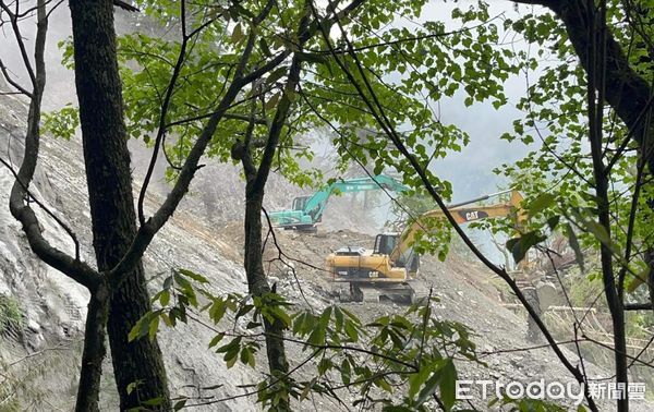 ▲中橫關原段災區西端明隧道遭土石掩埋毀損，117.35k上方下滑岩楔殘留於上邊坡達11萬立方公尺。（圖／公路總局提供，下同）