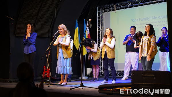 ▲▼在波蘭的烏克蘭民眾用音樂表達心中的感恩，慈濟在台灣時間5月6日晚上於華沙為他們舉辦大型發放暨音樂會。（圖／慈濟基金會提供）