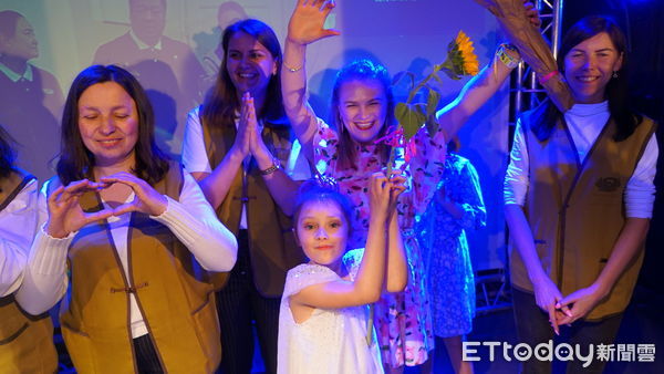▲▼在波蘭的烏克蘭民眾用音樂表達心中的感恩，慈濟在台灣時間5月6日晚上於華沙為他們舉辦大型發放暨音樂會。（圖／慈濟基金會提供）