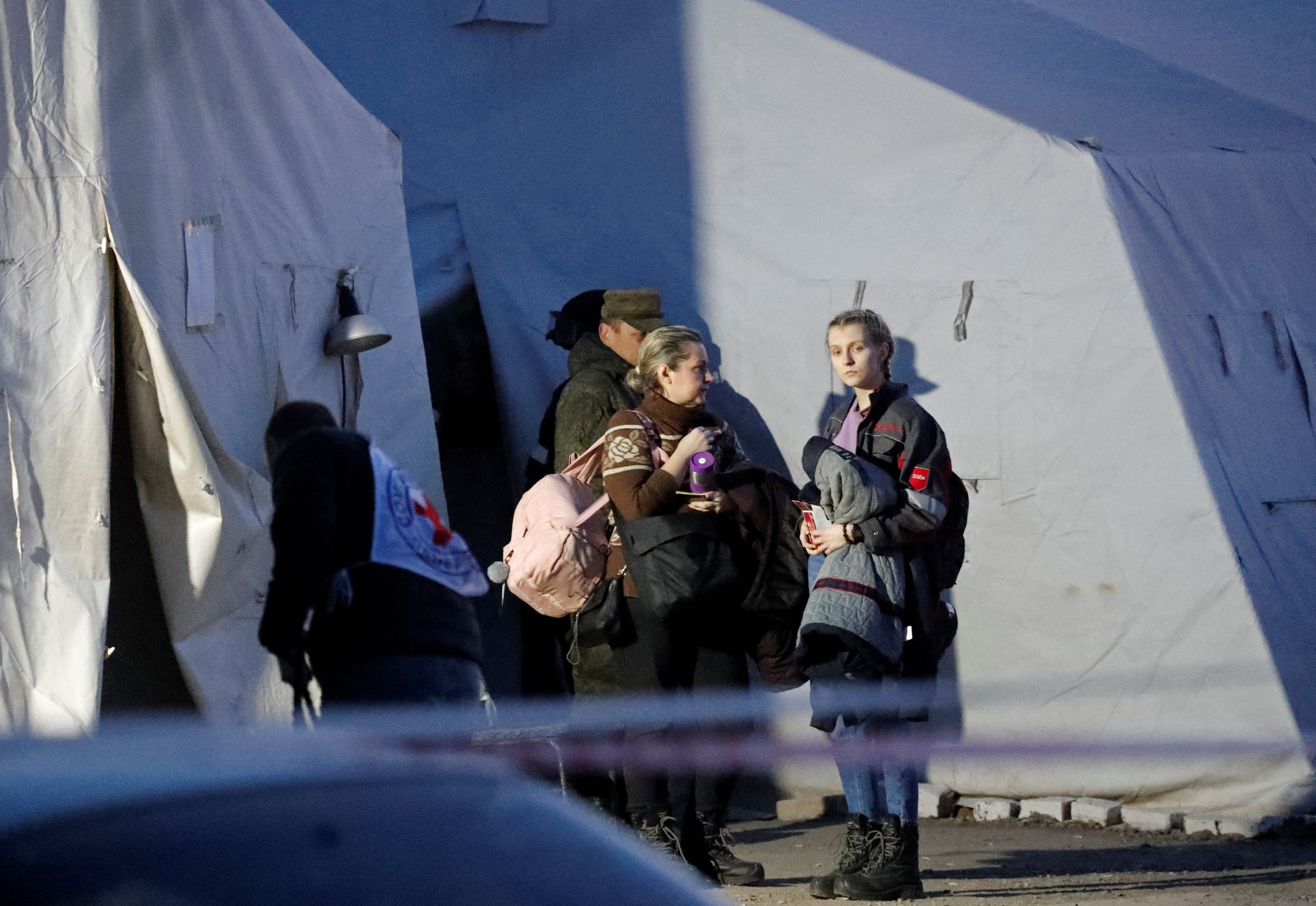 ▲▼烏克蘭稱所有婦女和兒童現已從馬立波（Mariupol）的亞速鋼鐵廠撤離。（圖／路透）