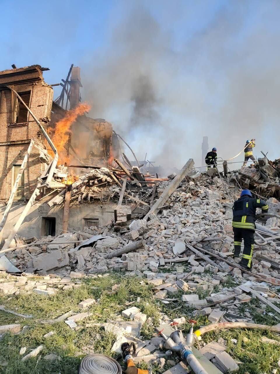 ▲▼烏東比洛霍力夫卡（Bilohorivka）村一座學校被炸。（圖／翻攝推特）