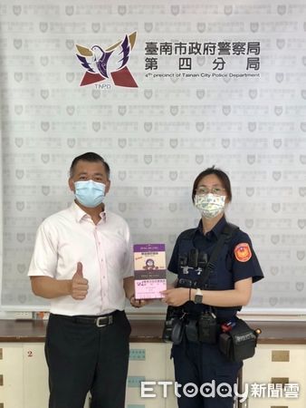 ▲台南市警四分局安平派出所警員黃采玲，連夜調閱沿途監視器追查，傳喚吳男到案說明依法舉發，黃員積極查處鍥而不捨，獲四分局長王子雄表揚。（圖／記者林悅翻攝，下同）